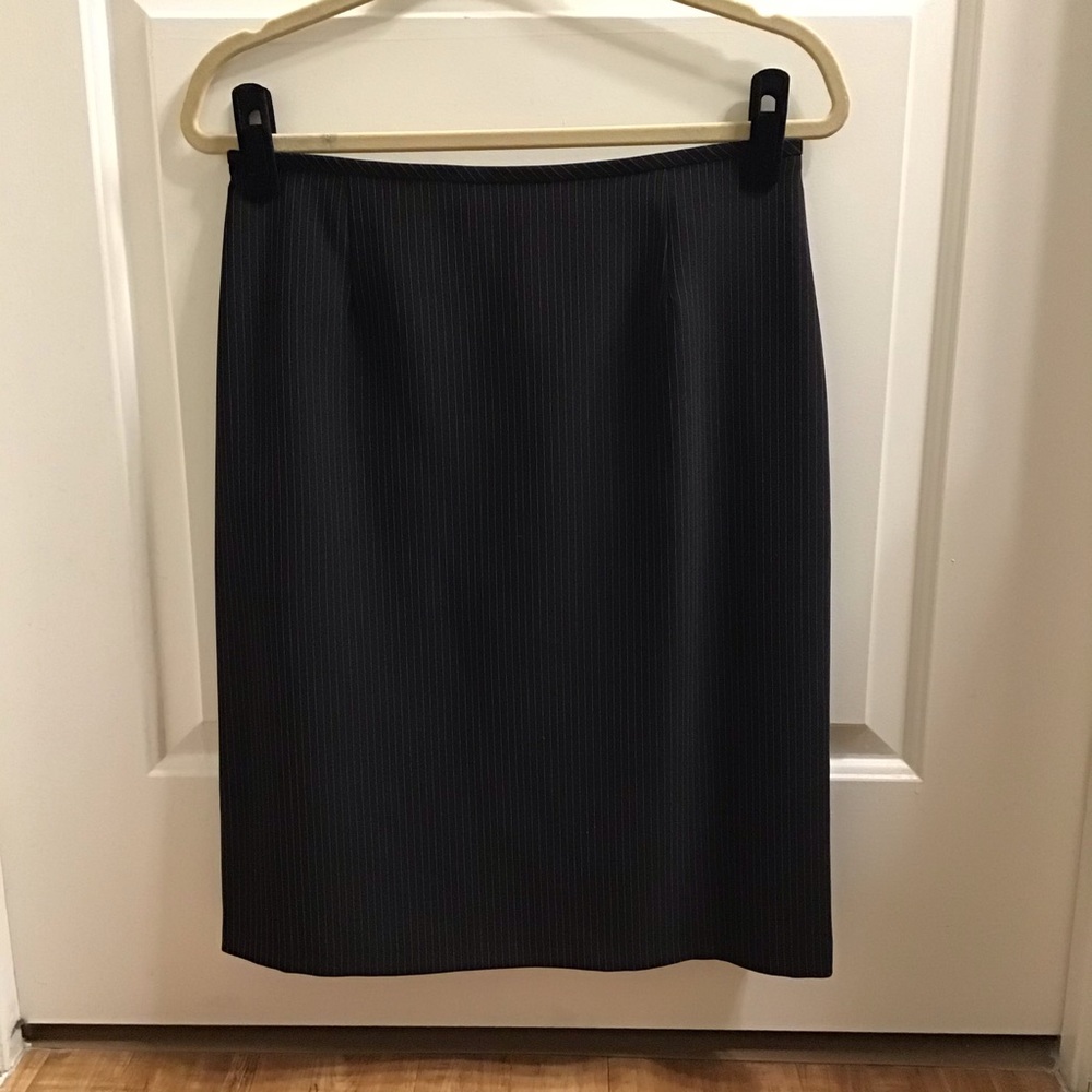 Tahari Black & white pin stripe pencil skirt